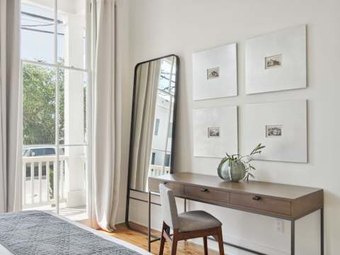 The 1300 | Designer 6-bedroom, Close to Parades photo 10