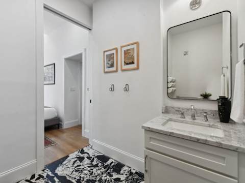 Modern CBD Hotel Suites with Near French Quarter photo 10