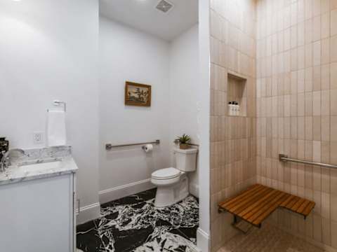 Modern CBD Hotel Suites with Near French Quarter photo 15