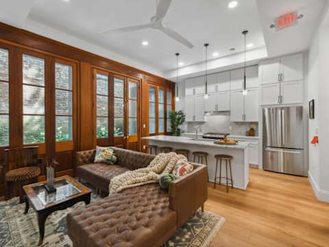 Modern CBD Hotel Suites with Near French Quarter photo 3