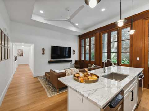 Modern CBD Hotel Suites with Near French Quarter photo 17