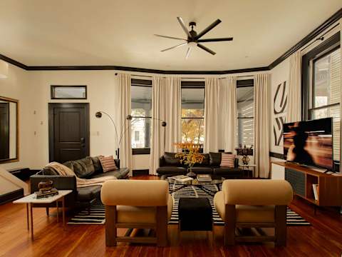 Modern Luxe Sophistication Near Forsyth Park photo 5