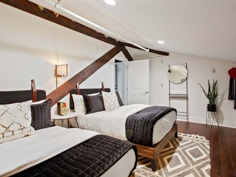6BR Downtown Savannah Condo, Walk to Nightlife photo 24