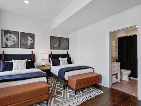 6BR Savannah Condo Combo, Walk to Nightlife photo 24