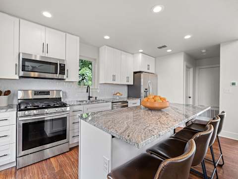 Luxe 4BR Austin Home | Balcony & Private Deck photo 11