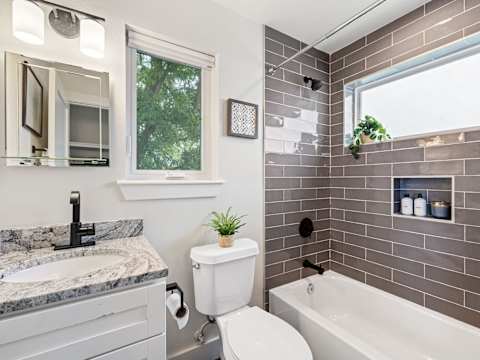 Luxe 4BR Austin Home | Balcony & Private Deck photo 13