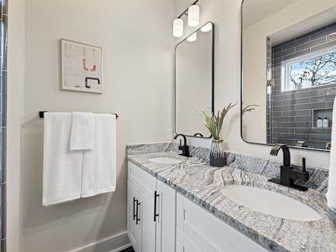 Luxe 4BR Austin Home | Balcony & Private Deck photo 20
