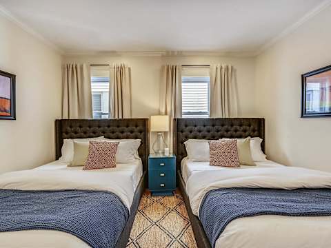 Grand 10BR Jamaica Plain | Dual Floor Combo photo 20