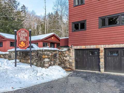 Spacious 5BR Stowe Resort | Forest & River Views photo 43