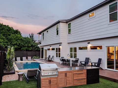 Rare 5BR East Austin Home | Shared Pool & DT Drive photo 9