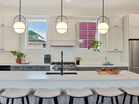 Luxe, Sunlit Home, Heated Pool & Near CBD photo 4