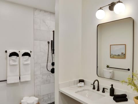 Luxe, Sunlit Home, Heated Pool & Near CBD photo 17