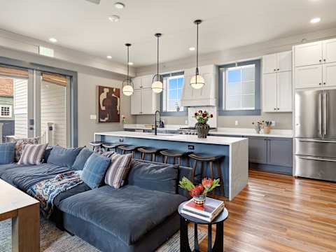 Modern 5BR Home | Heated Pool Near CBD photo 9