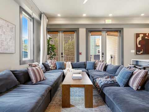 Modern 5BR Home | Heated Pool Near CBD photo 10