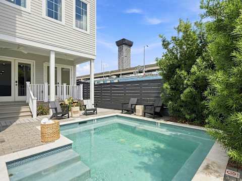 Modern 5BR Home | Heated Pool Near CBD photo 2