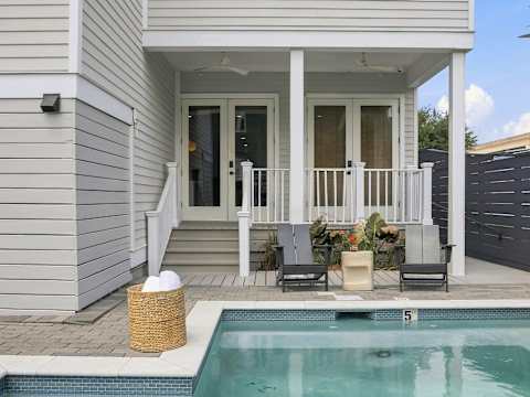 Modern 5BR Home | Heated Pool Near CBD photo 16