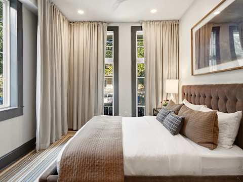 Modern 5BR Home | Heated Pool Near CBD photo 17
