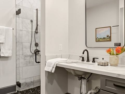 Modern 5BR Home | Heated Pool Near CBD photo 19