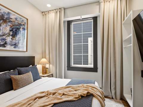 Modern 5BR Home | Heated Pool Near CBD photo 22