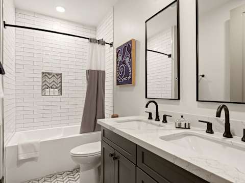 Modern 5BR Home | Heated Pool Near CBD photo 26