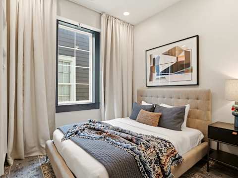 Modern 5BR Home | Heated Pool Near CBD photo 28