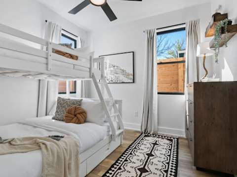 Expansive Luxury Duplex with Shared Pool photo 6