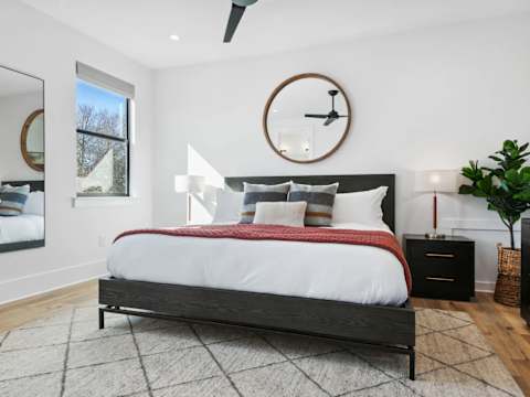 Expansive Luxury Duplex with Shared Pool photo 9