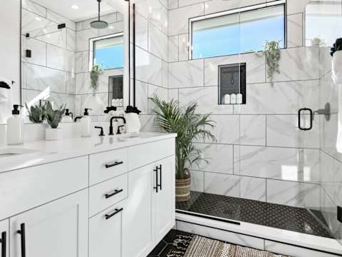Expansive Luxury Duplex with Shared Pool photo 11