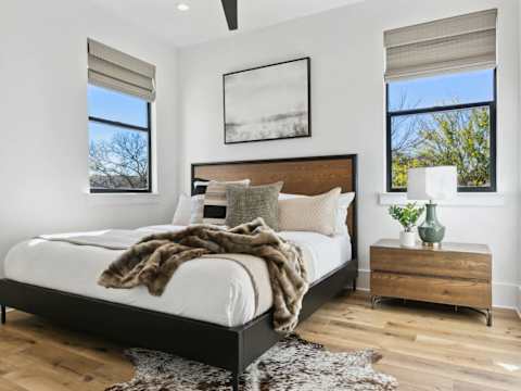 Expansive Luxury Duplex with Shared Pool photo 14