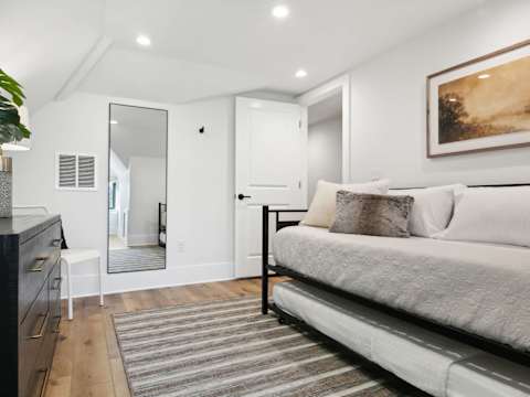 Expansive Luxury Duplex with Shared Pool photo 17