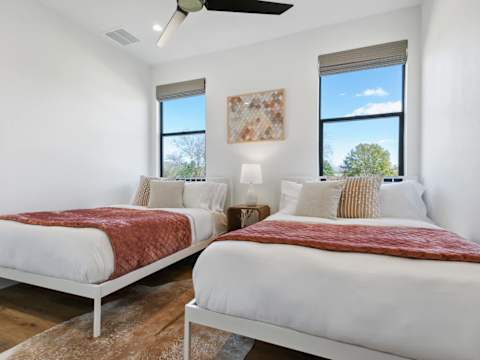 Expansive Luxury Duplex with Shared Pool photo 12