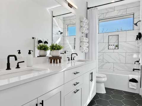 Expansive Luxury Duplex with Shared Pool photo 13