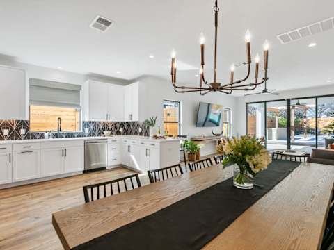 Expansive Luxury Duplex with Shared Pool photo 23