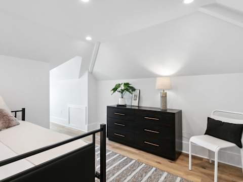 Expansive Luxury Duplex with Shared Pool photo 18