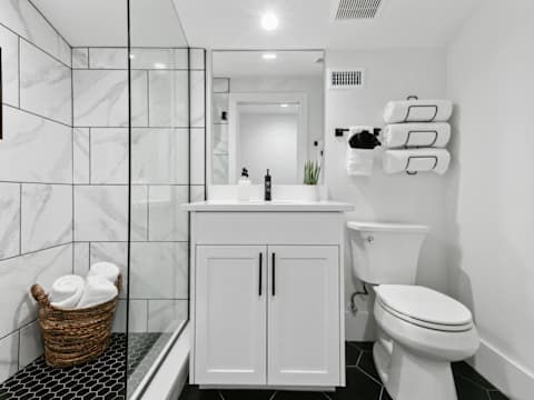 Expansive Luxury Duplex with Shared Pool photo 19