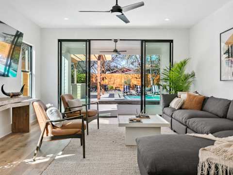 Expansive Luxury Duplex with Shared Pool photo 3