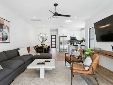 Expansive Luxury Duplex with Shared Pool photo 25