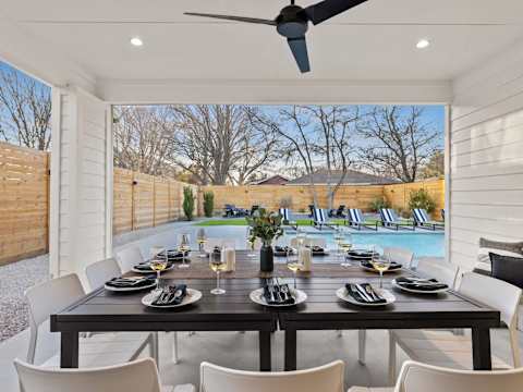 Expansive Luxury Duplex with Shared Pool photo 26