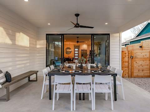 Expansive Luxury Duplex with Shared Pool photo 27