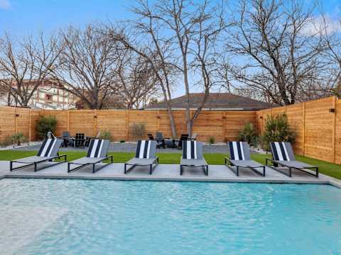 Expansive Luxury Duplex with Shared Pool photo 31