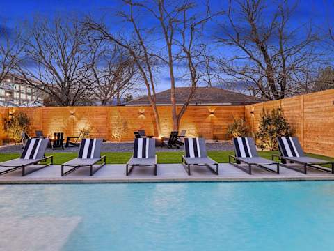 Expansive Luxury Duplex with Shared Pool photo 32