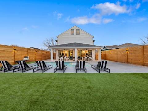 Expansive Luxury Duplex with Shared Pool photo 35