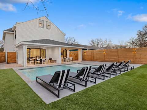 Expansive Luxury Duplex with Shared Pool photo 36