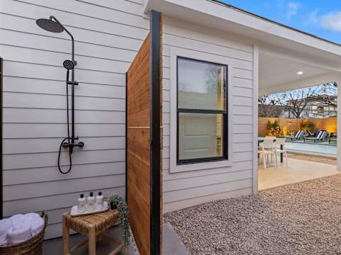 Expansive Luxury Duplex with Shared Pool photo 38