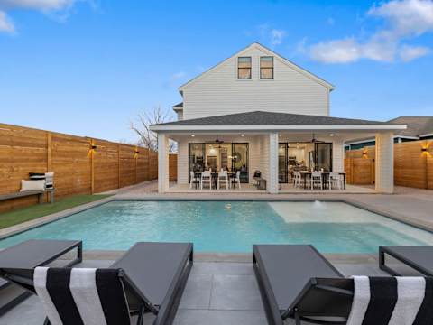 Expansive Luxury Duplex with Shared Pool photo 37