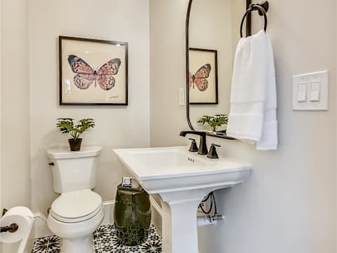 Spacious & Renovated 6BR | Near T + Parking photo 15
