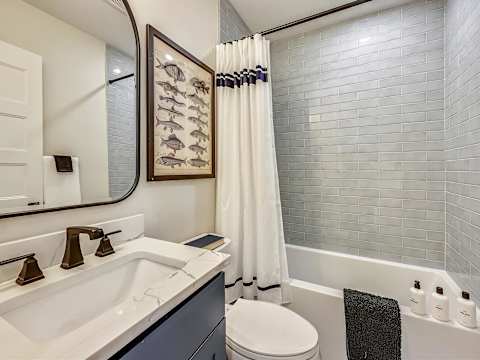 Spacious & Renovated 6BR | Near T + Parking photo 20