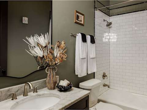 Bright 5BR CBD Condos, Historic French Quarter photo 3