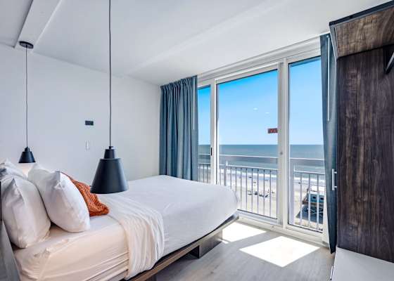 Pierfront Paradise interior view