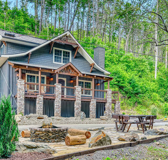 The Noir Pine Creekside Chalet Near Downtown